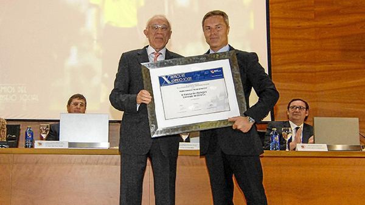 Fran Escribá galardonado en su mejor momento como entrenador del Elche.