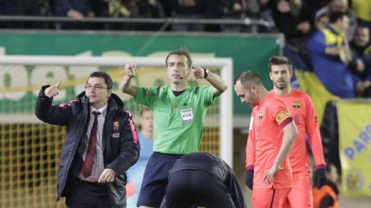 Borbalán, pidiendo que entre la camilla a por Busquets.