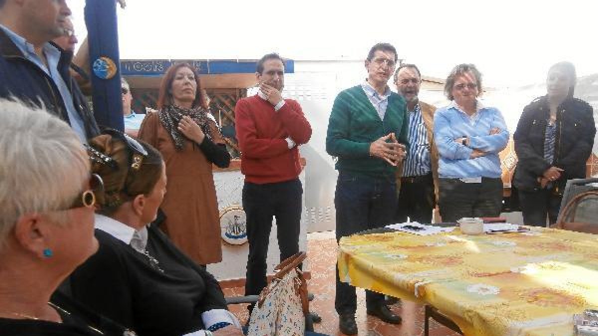 Ciudadanos británicos escuchan a Sánchez Teruel.