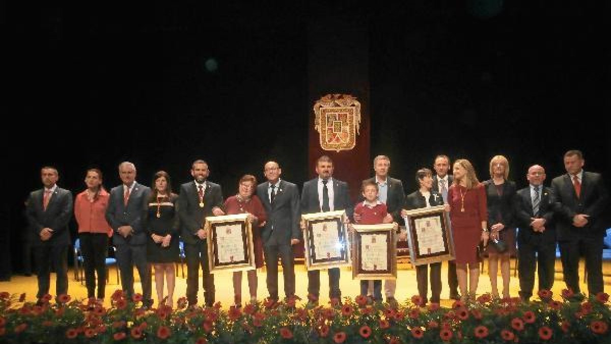 Foto de familia con la Corporación y los homenadeados.