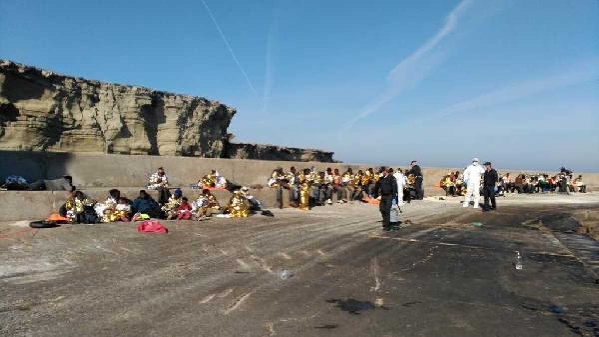 La Armada auxilia a una patera en la Isla de Alborán el martes