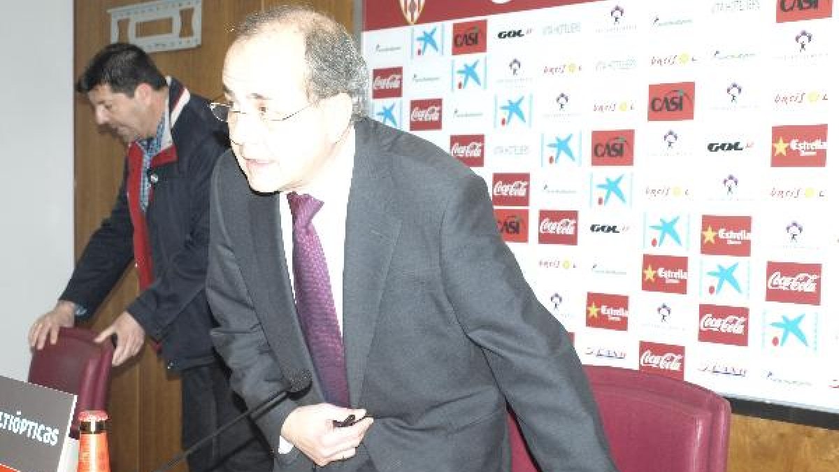 El abogado del Almería, en rueda de prensa.