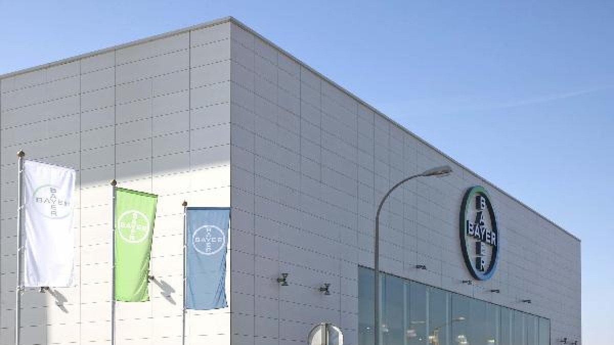 Fachada de las instalaciones de Bayer en El Ejido.