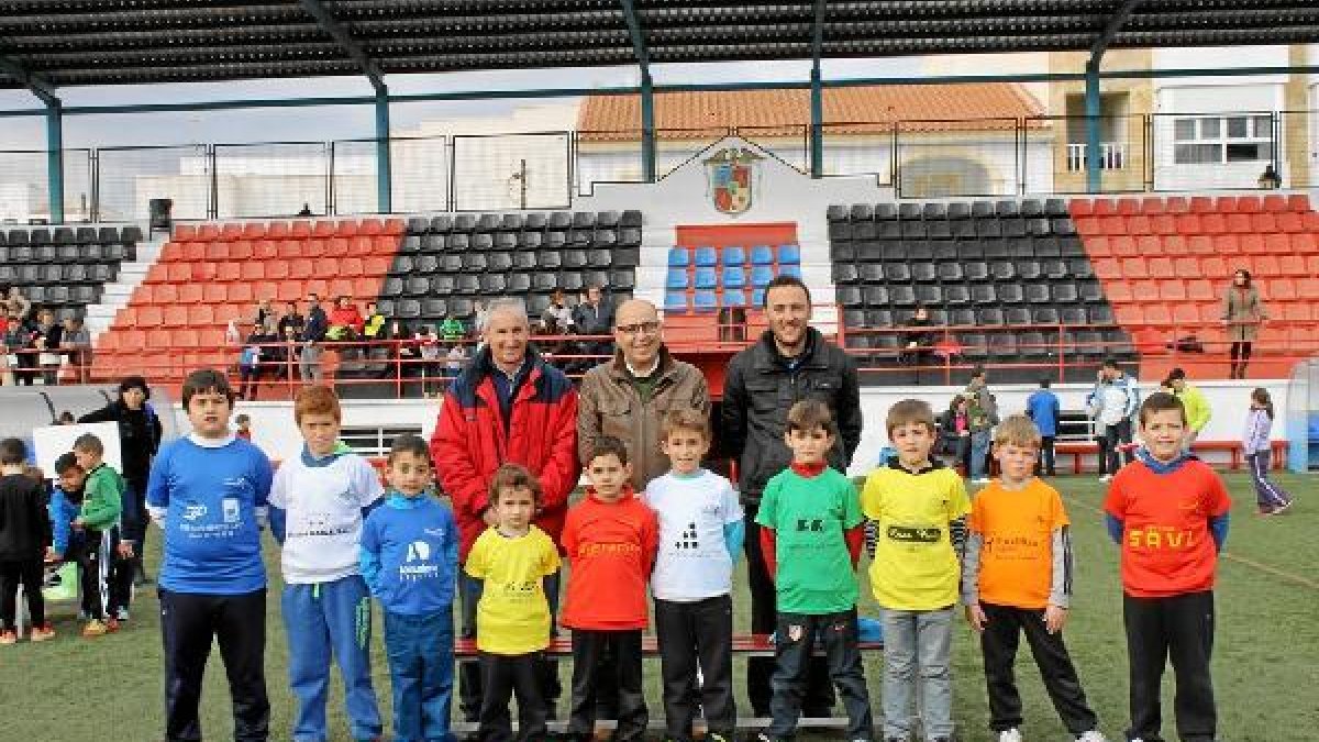 El alcalde de Huércal Overa posa en El Hornillo con las estrellas del mañana.