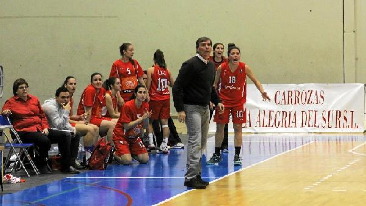 El entrenador llama a la afición para que ayude a las almerienses en los partidos clave.