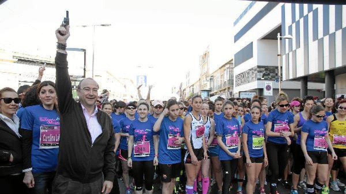 Luis Rogelio dando el pistoletazo de salida a la Carrera de la Mujer.