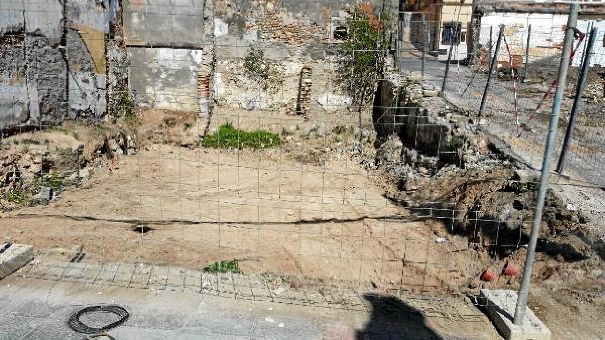 Solares que se están limpiando en calle Reducto