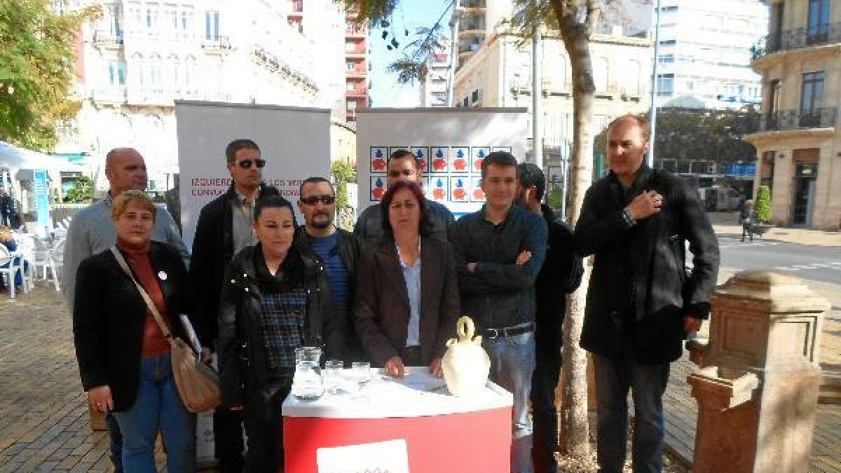 Rosalía Martín y otros militantes de IU en su protesta