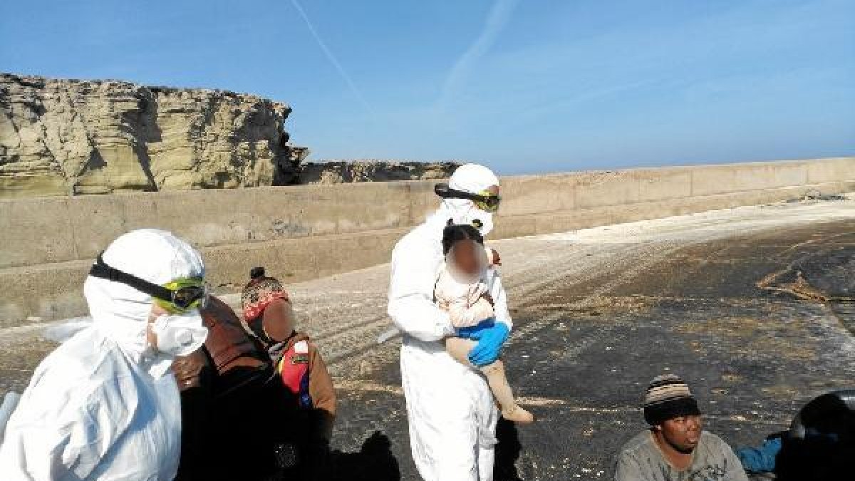 Rescate de la patera en la Isla de Alborán, en una imagen de la Armada