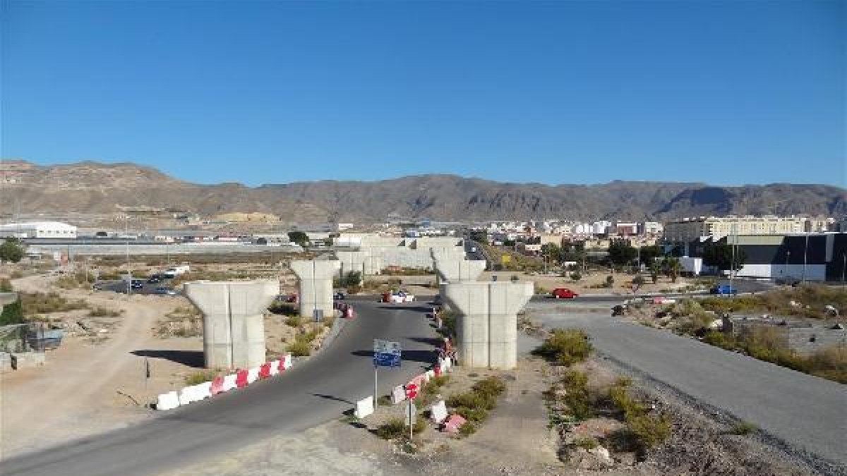 Cruce donde se paralizaron las obras de la variante, a escasos metros del Gran Plaza.