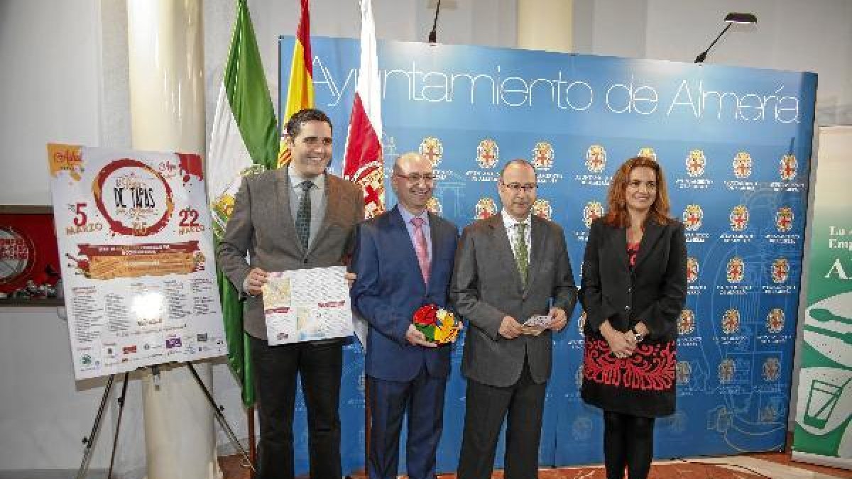 Presentación ayer de la nueva edición de la ruta ‘De tapas por Almería’.