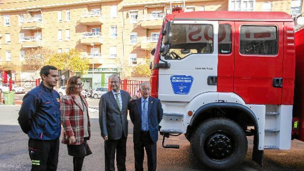 Entrega del camión de bomberos en el Parque de la capital