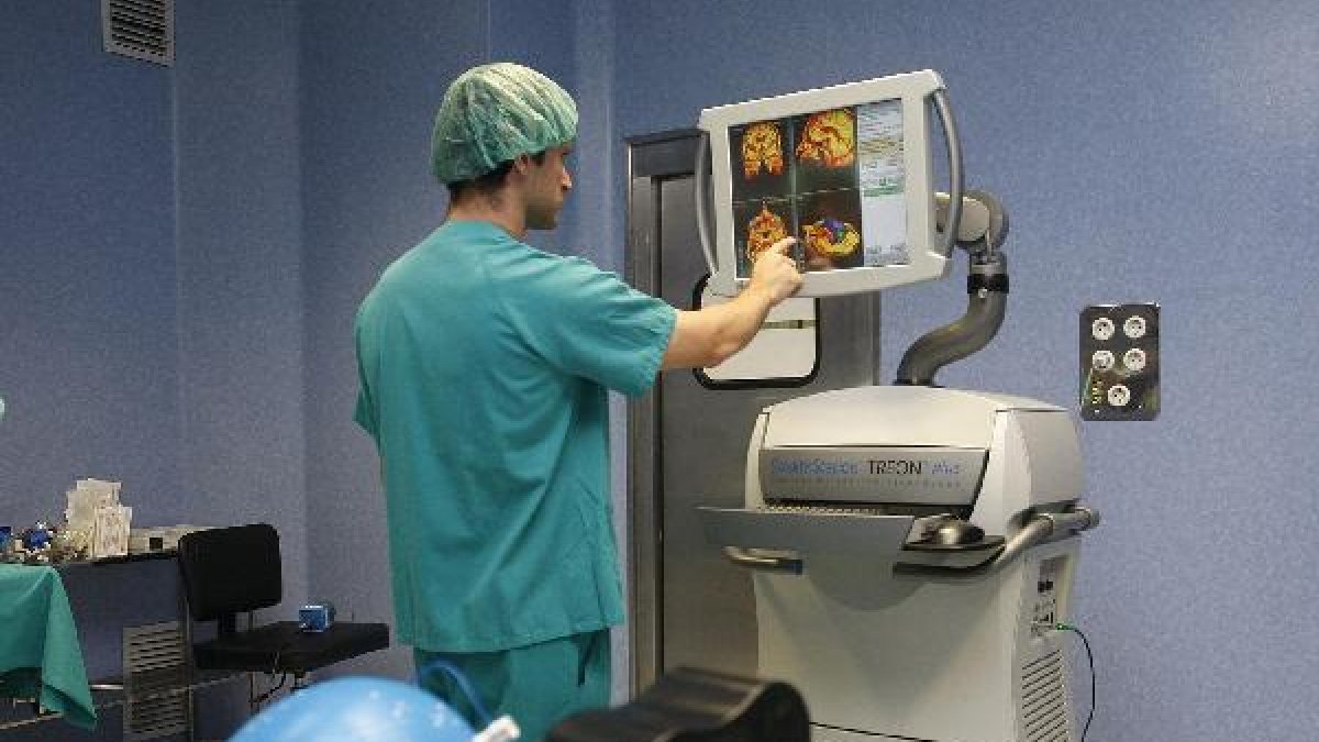 Un sanitario de Torrecárdenas observa las imágenes obtenidas a través de neuronavegador.