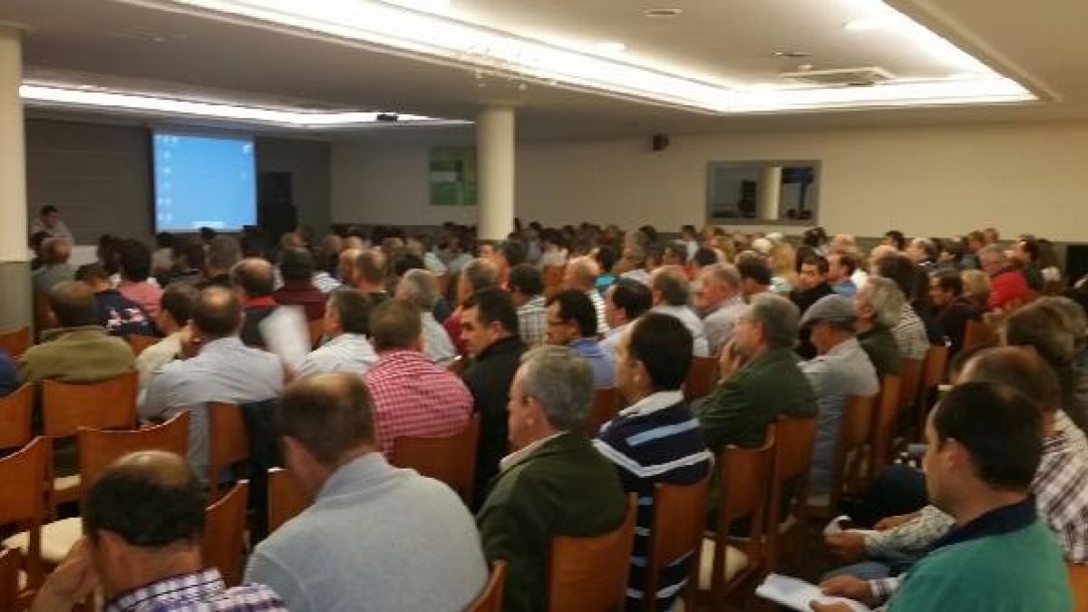 Agricultores socios y colaboradores durante la asamblea.