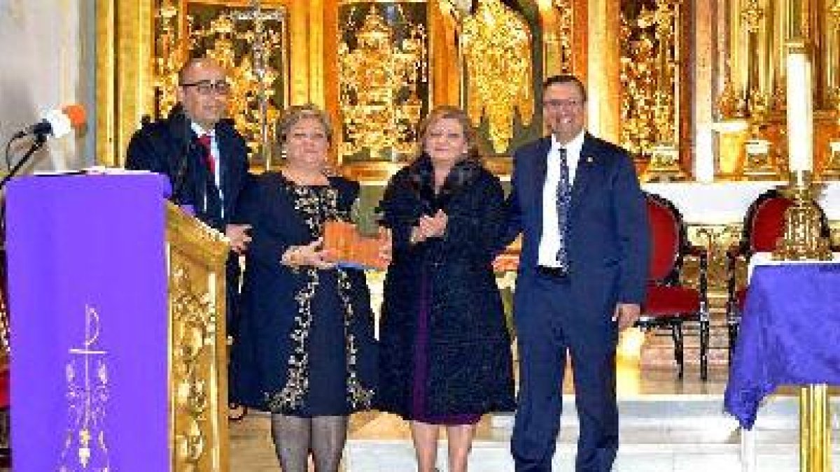 Domingo Fernández, alcalde de Huércal Overa; Lourdes Bernal, pregonera; Carmen Bernal y Lorenzo Coll