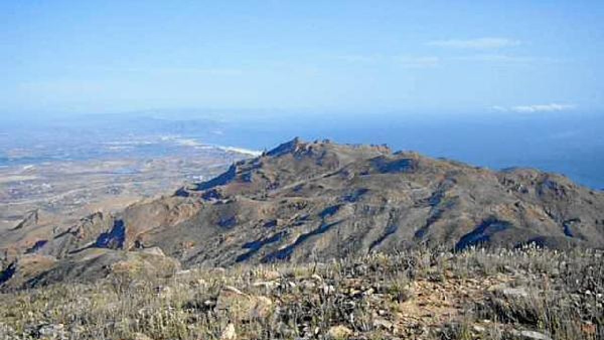 La Sierra de Cabrera domina y conforma parte del Parque Natural