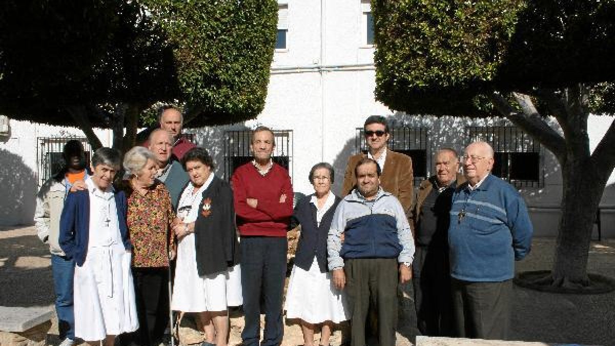 Parte de la familia de Casa Nazaret en el patio central del hogar.