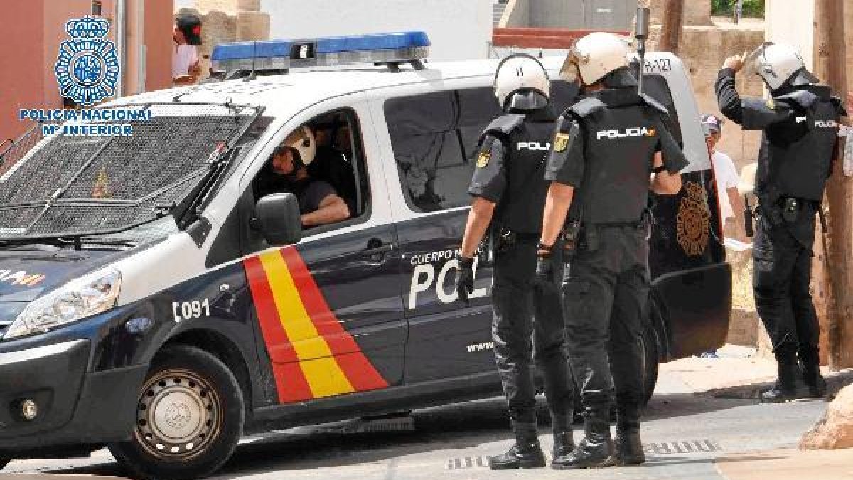 Unidad de intervención con agentes protegidos por chalecos en la capital.