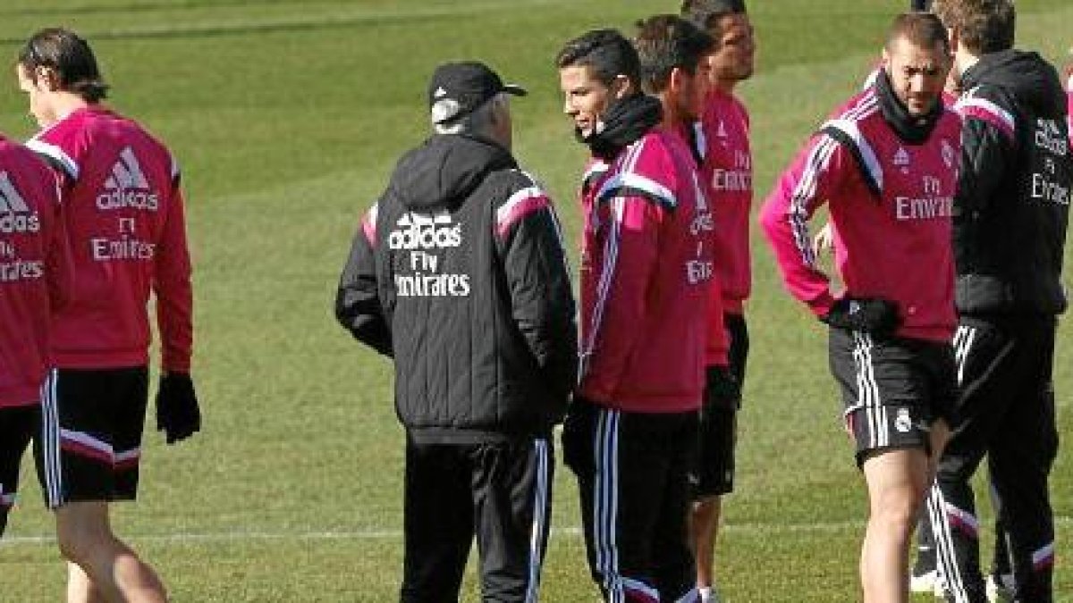 Ancelotti con sus jugadores en plena sesión de entrenamiento.