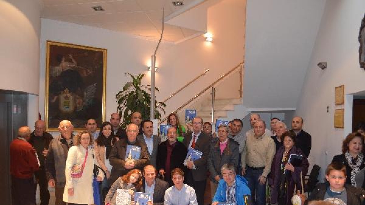 Foto de familia con colaboradores y organizadores de la publicación al término del acto al que acudi