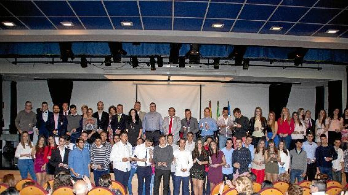 Los jóvenes que cumplirán mayoría de edad este año junto a la corporación municipal de Carboneras