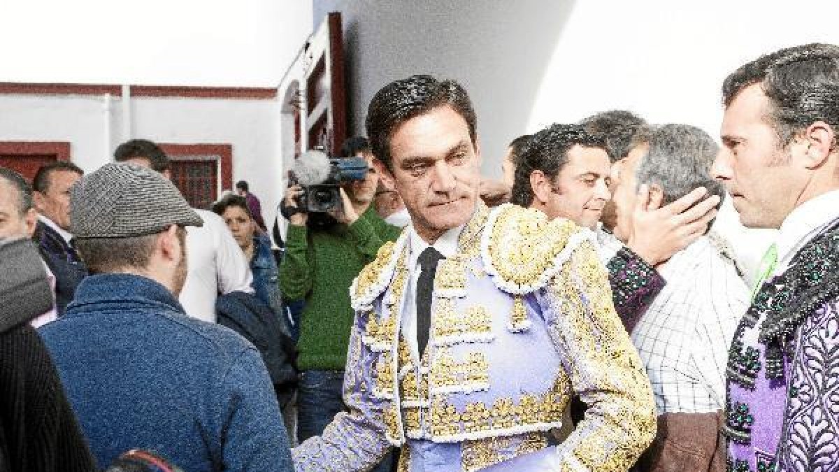 Torres Jerez antes de afrontar la gesta de torear seis toros en solitario, seguramente dialogando co