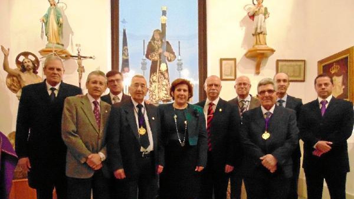 La pregonera, autoridades y cofrades, tras la lectura del pregón.