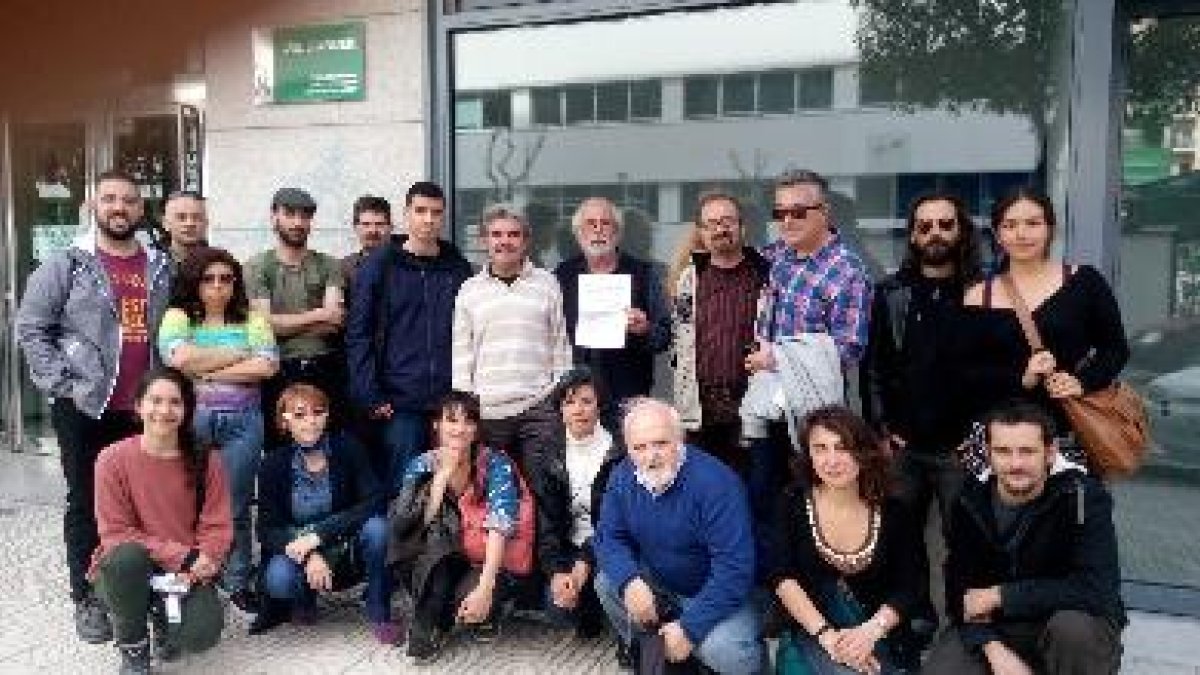 Asociaciones de vecinos, ecologistas y partidos se constituyen en apoyo del manantial de Los Molinos