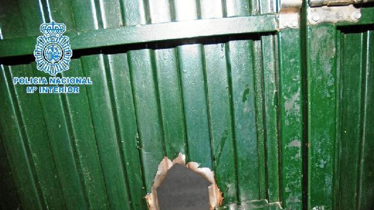 Agujero en la puerta del garaje de una casa robada.