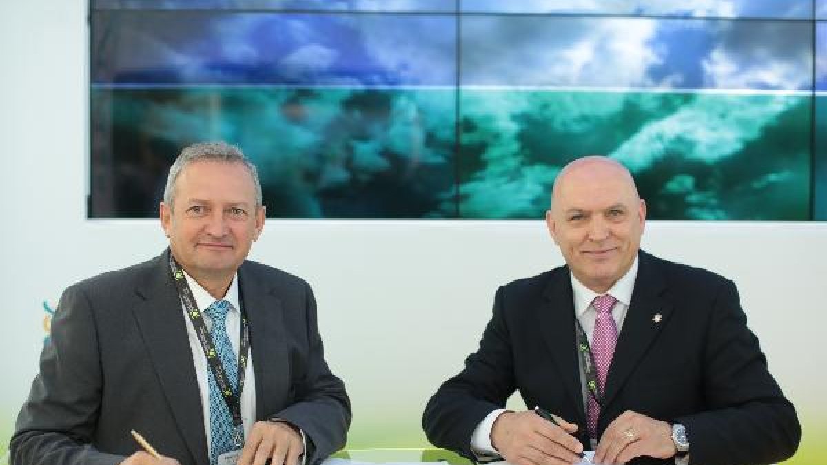 Ángel Villafranca y José Luis Heredia durante la firma del convenio.