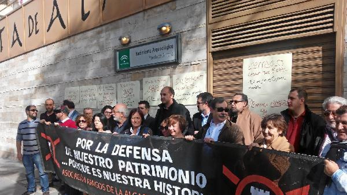 Concentración a las puertas del Centro de Interpretación Puerta de Almería.