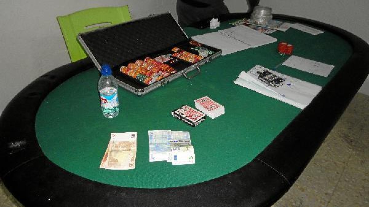 Mesa de póker localizada en el interior