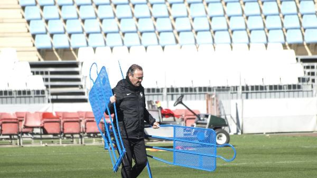 JIM, colocando el material.