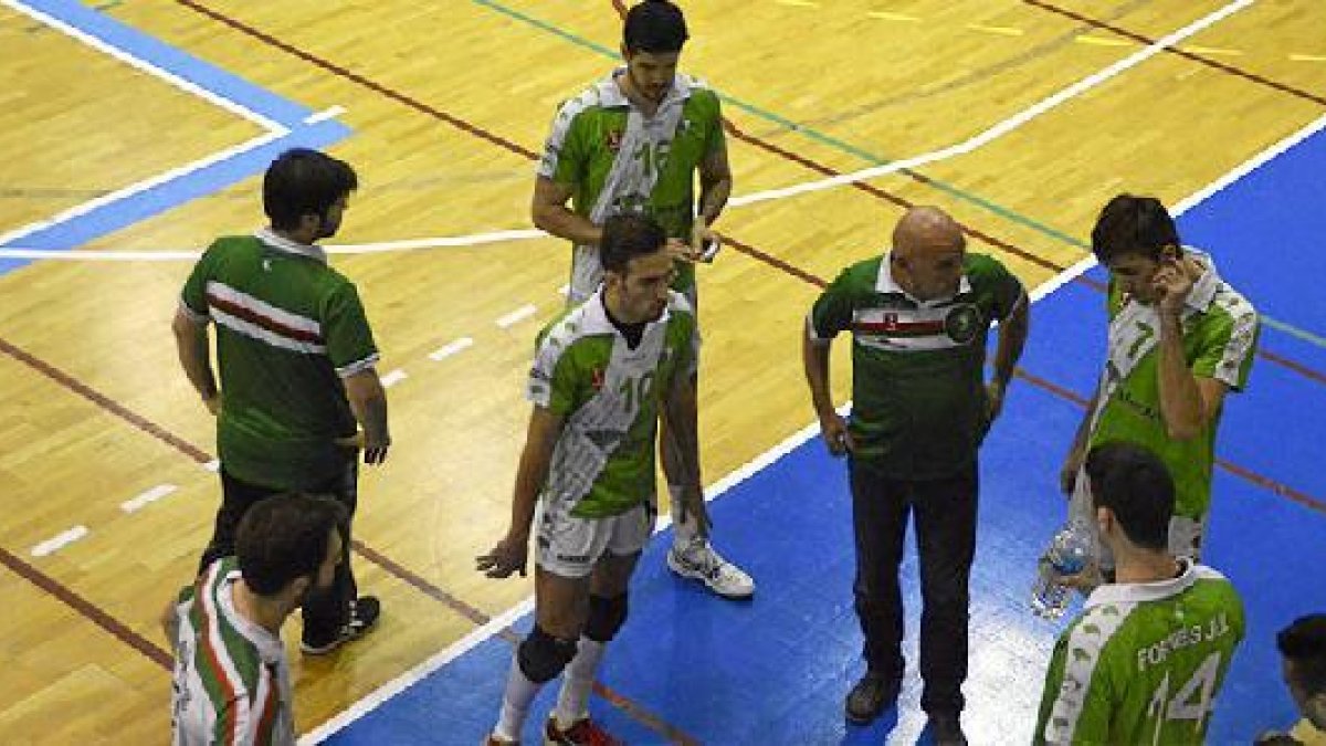 Piero Molducci dando instrucciones a sus jugadores.