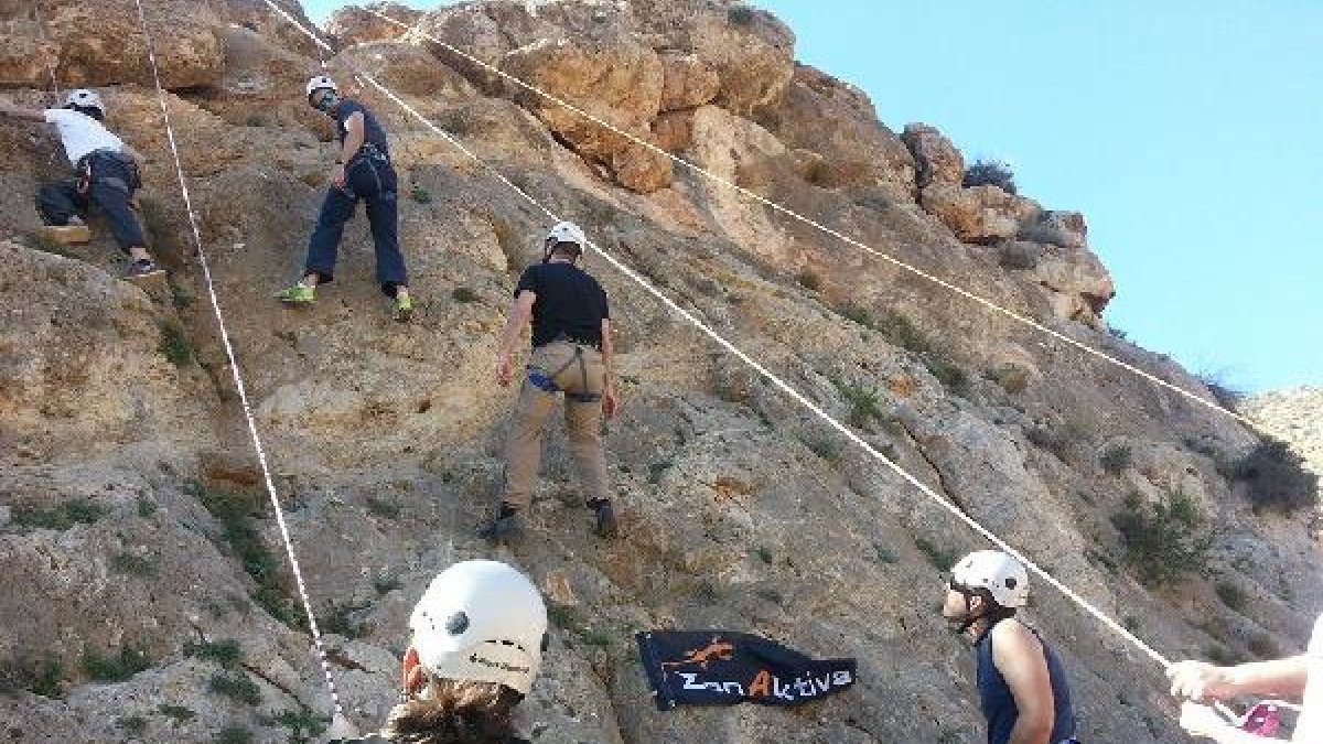 Grupo de escaladores iniciando la subida.