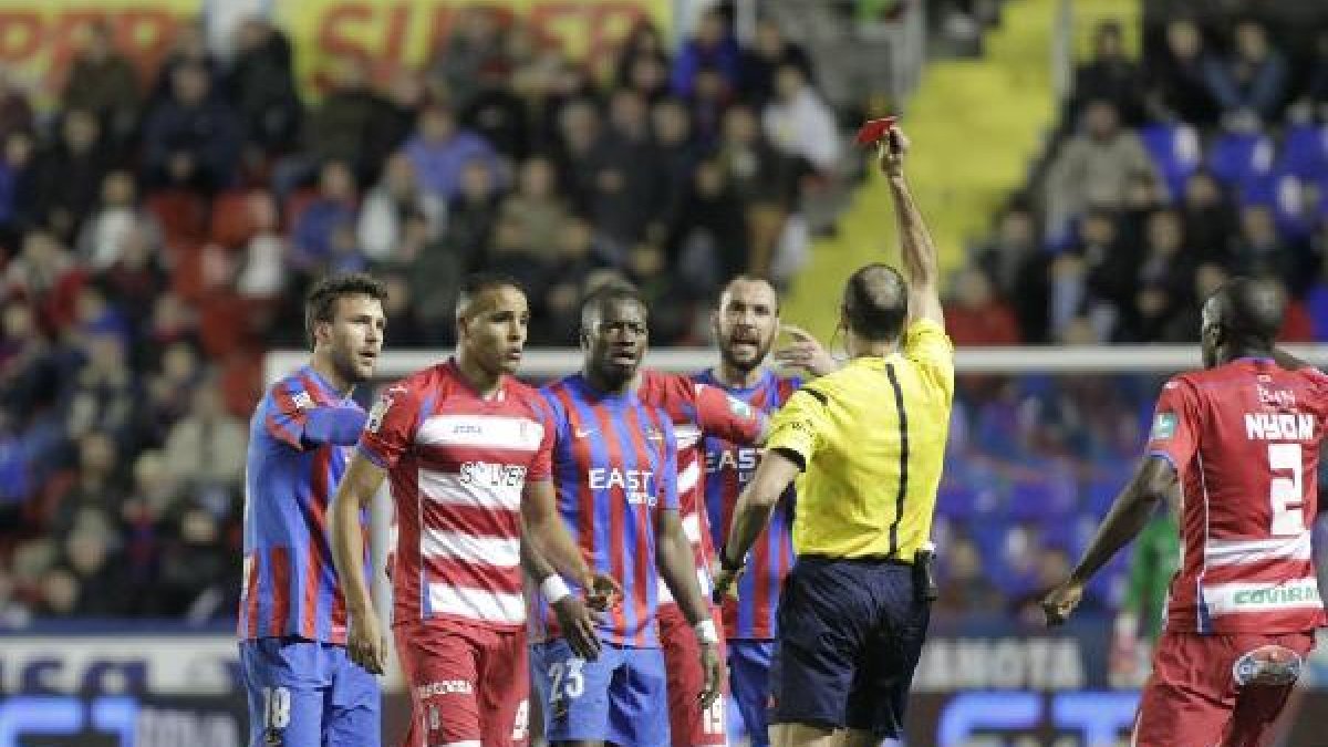 Álvarez Izquierdo, expulsando a Ramis y El Arabi.