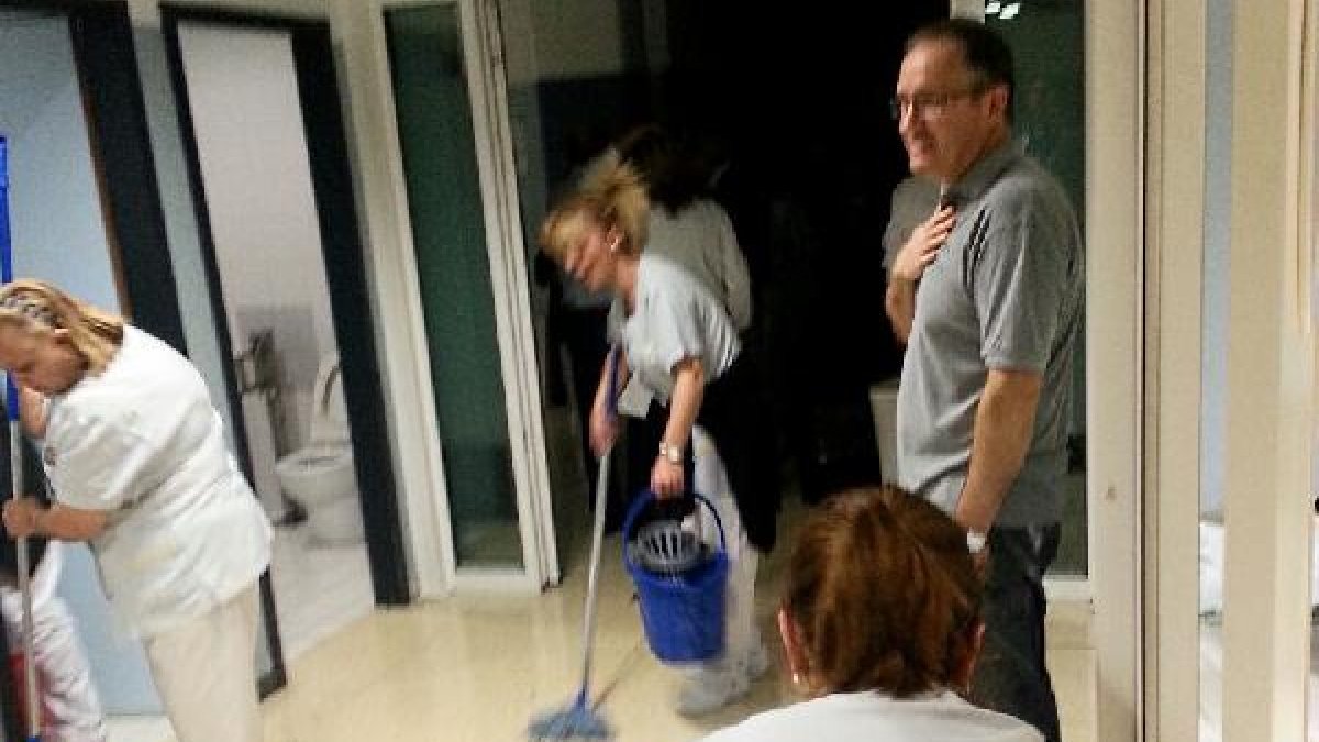 Trabajadores de Torrecárdenas limpian el agua en el área de Urgencias.