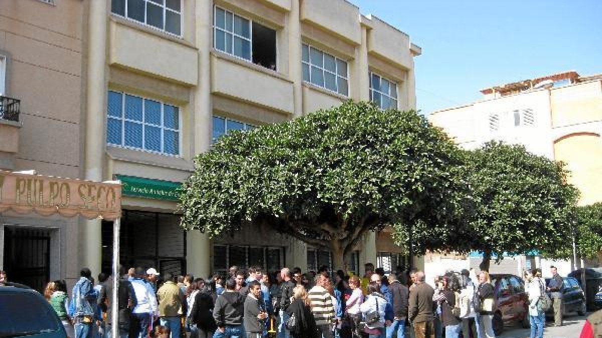 Parados haciendo cola en una de las oficinas del SAE hace algún tiempo.