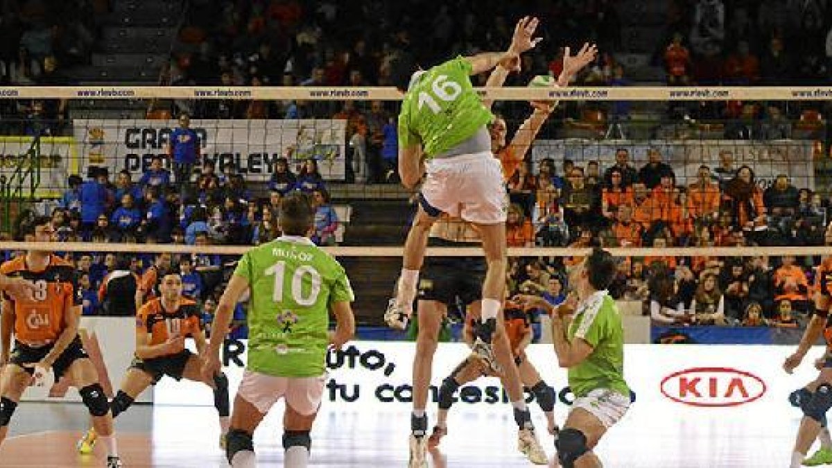 Almeida en plena acción de ataque.