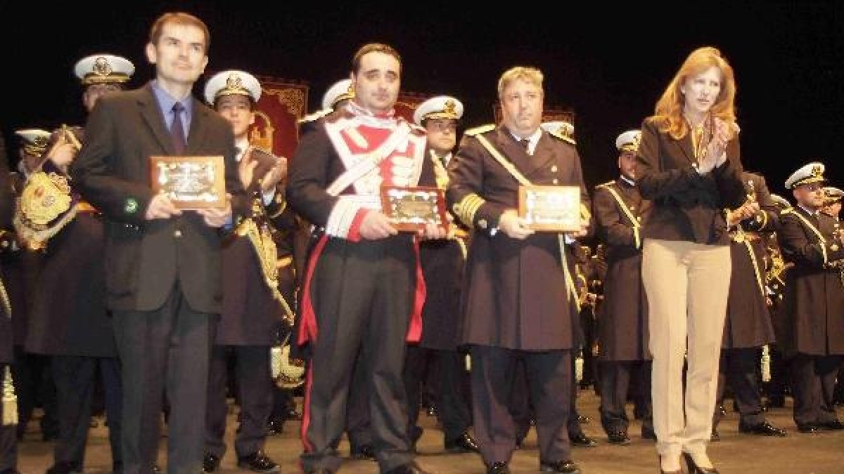 La concejal María Dolores Ortega entregó un obsequio a cada director tras el concierto.