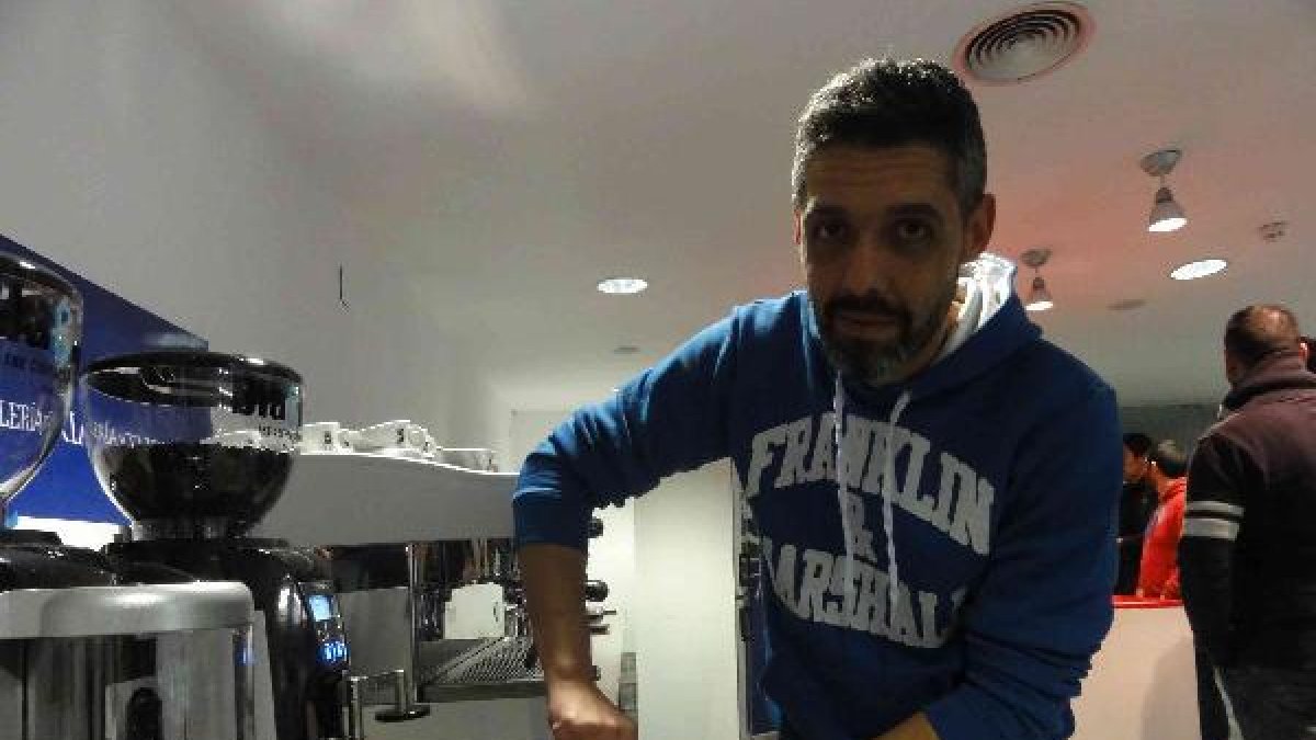 Rafael Madrid prepara un café durante la entrevista.