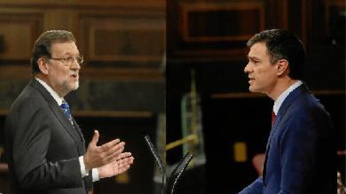 Mariano Rajoy y Pedro Sánchez en un momento de sus intervenciones en el debate