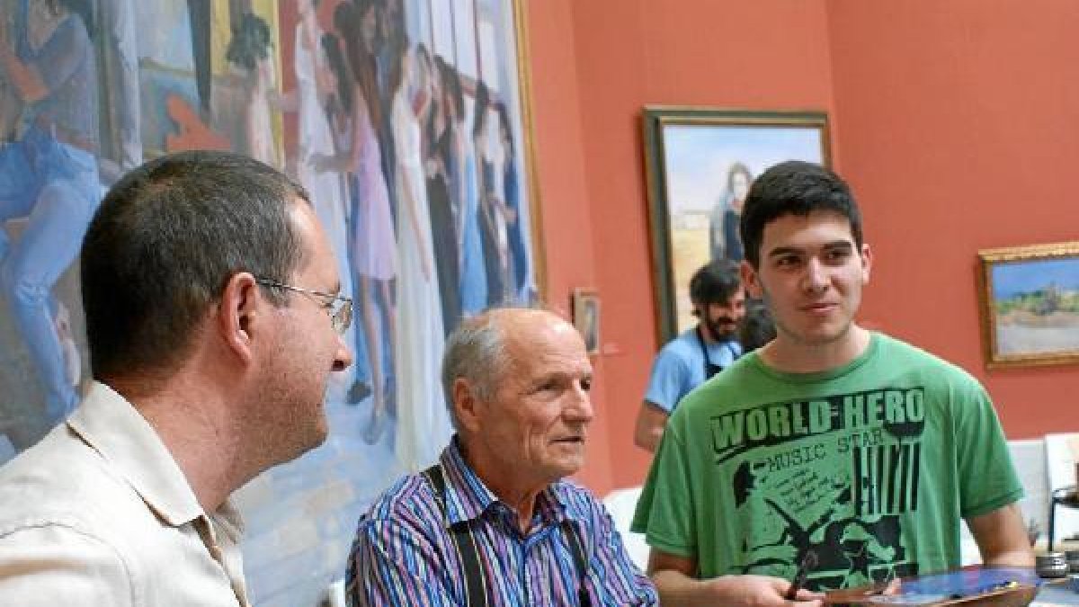 Andrés García Ibáñez y Antonio López, junto a un alumno.