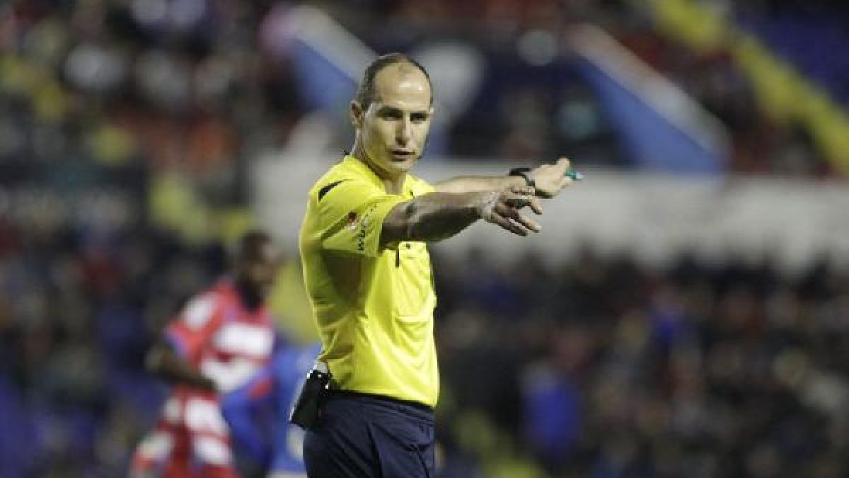 El árbitro.