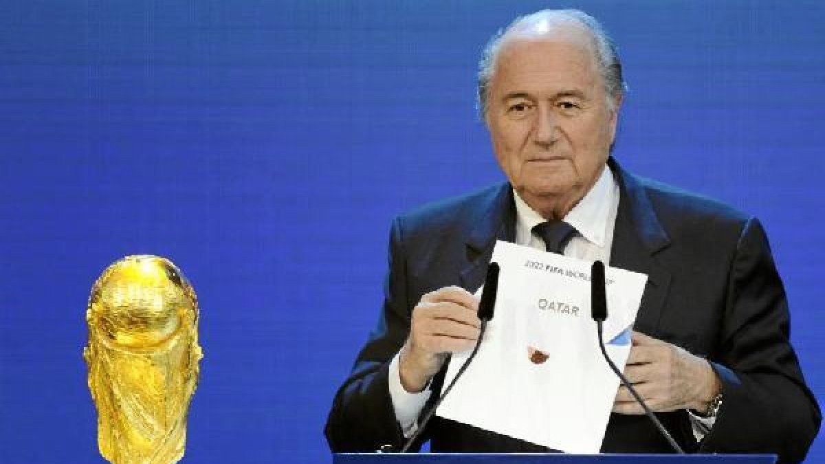 Blatter abriendo el sobre con la designación de Qatar.