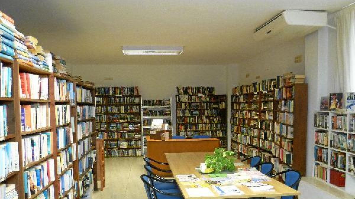 Aspecto de la biblioteca británica, ubicada en el centro de usos múltilpes de Mojácar desde 2003.