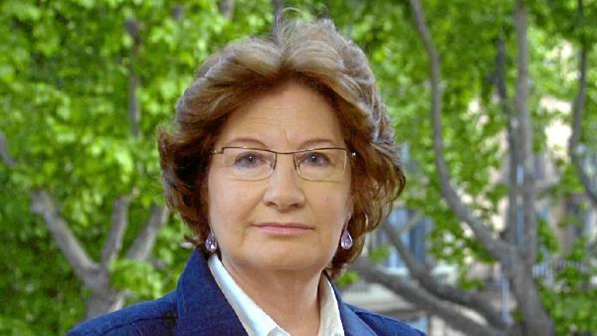 Antonina Rodrigo con un libro anterior.