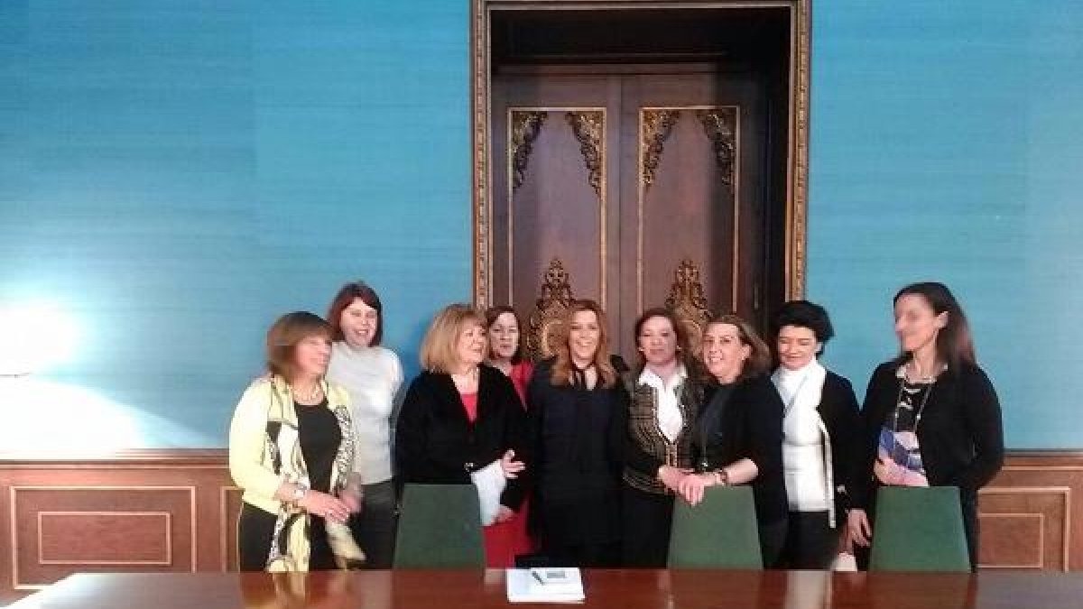 Esther Fernández (2ª por la izquierda) en la reunión con Susana Díaz.