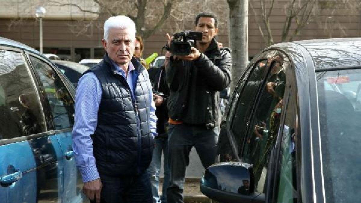 El padre de Fernando, a su salida del hospital.