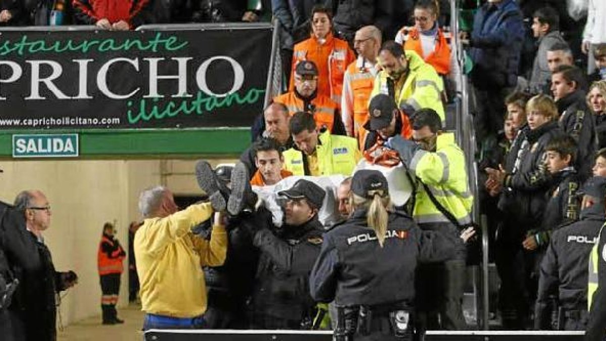 Momento del traslado del seguidor ilicitano por las asistencias sanitarias.